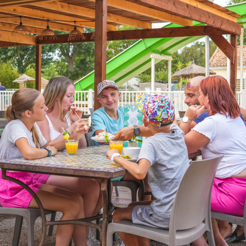 famille qui déjeune au restaurant