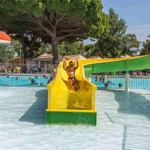 camping-toboggan-aquatique-herault-min.jpg